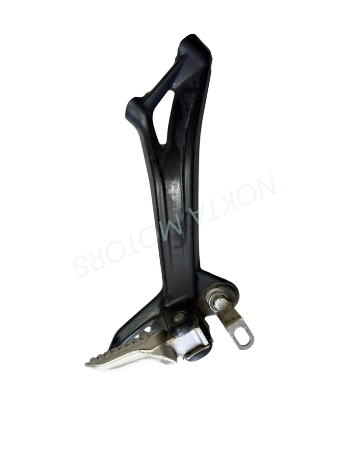 CF MOTO 450 SR  ARKA YOLCU BASAMAK BRAKET SAĞ (orjinal 2.el)